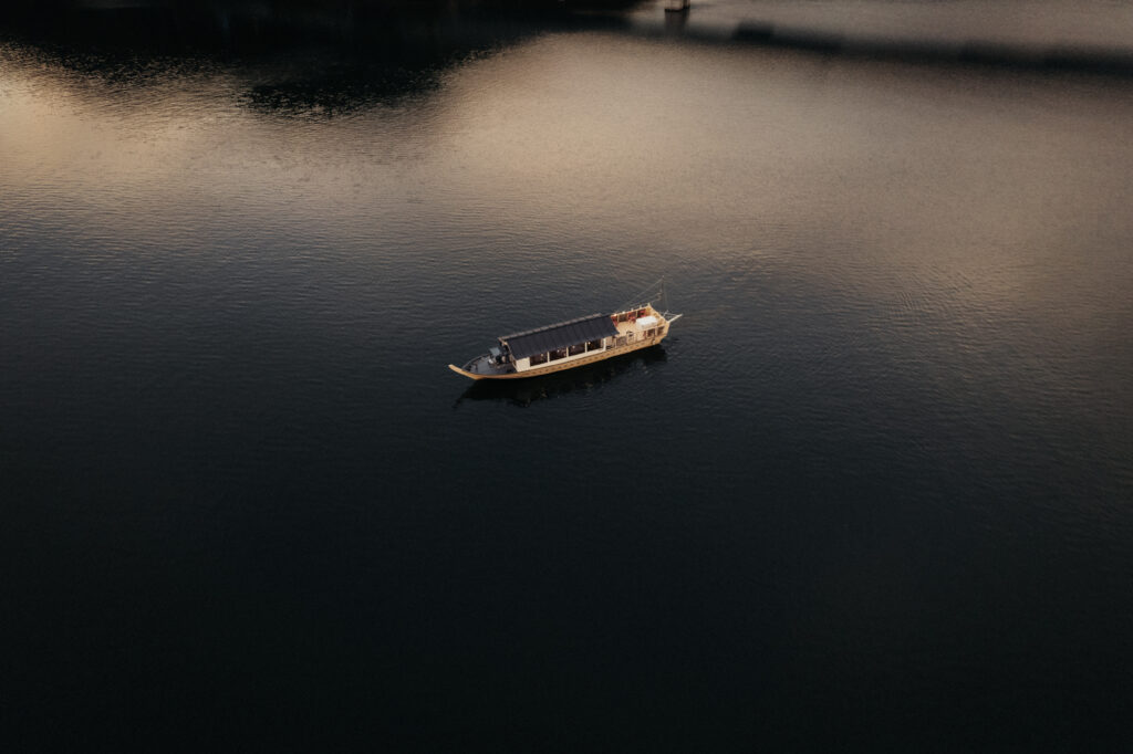 屋形船HAMANASHI HOUSEBOAT_湖畔に浮く屋形船